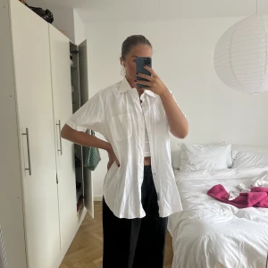 Vintage vit kortärmad skjorta - Vit kortärmad skjorta köpt i en secon hand butik i Frankrike!   Väldigt fint skick! 