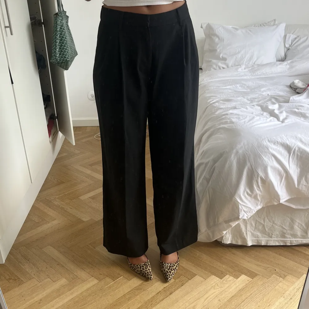 Svarta, vida och raka kostymbyxor från Zara i stl L! . Jeans & Byxor.