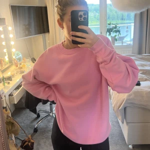 rosa sweatshirt  - jättefina rosa sweatshirt från lindex  som endast kommit till användning någon enstaka gång så den är i bra skick, de är storlek xs men passar större också💗 kan frakta å skicka bättre bilder 