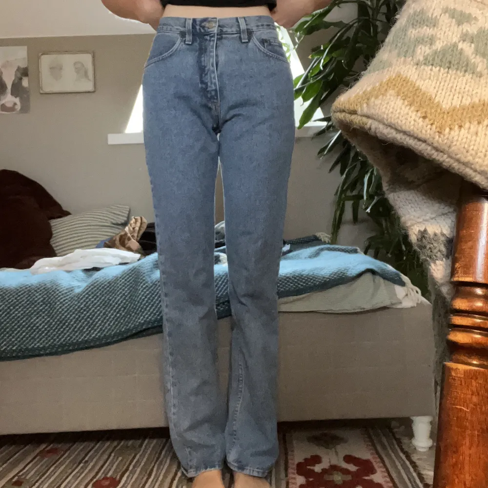 Ett par nya Rifle bootcut jeans från 90-talet! Jag har tvättat dom och det är därför lappen är borttagen men jag skickar gärna bild på den🙃. Jeans & Byxor.
