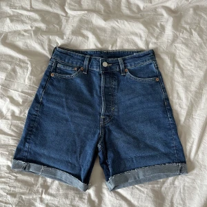 Blå jeansshorts 💙 - Blåa jeansshorts i bermudamodell, men går att vika upp till lite kortare som man ser på bilden! Endast använda en gång, så jätte fint skick! 