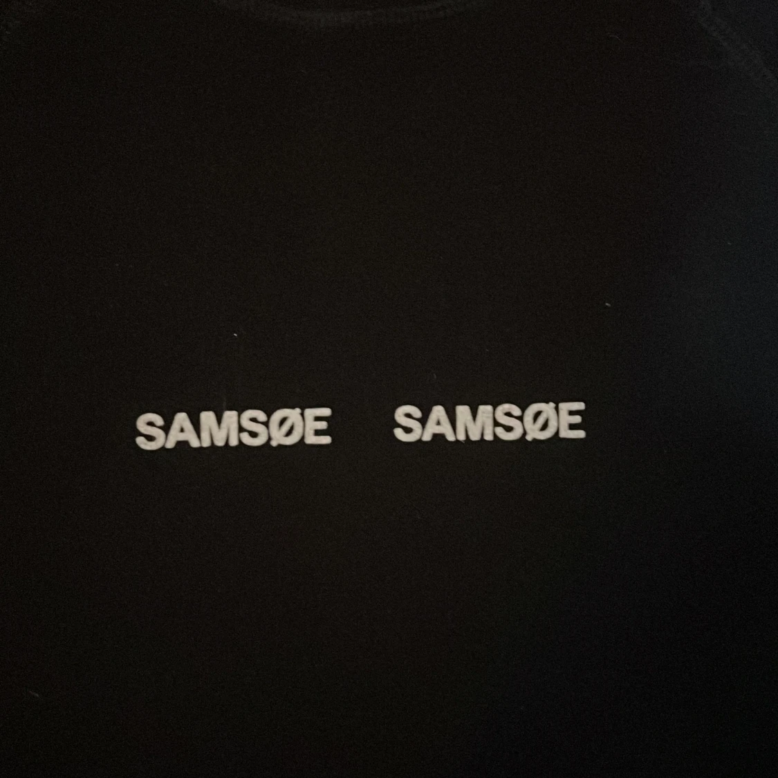 En svart tjocktröja - 91