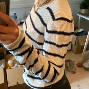 Stickad tröja - Kommer inte till användning💓Det är XS men passar mig som har S. Skulle säga att den är S