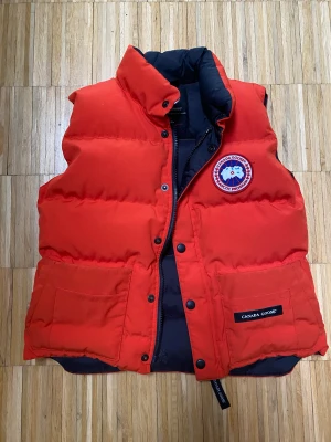 Canada goose väst - I princip helt ny. Använt 1 gång. Storlek M barn :)