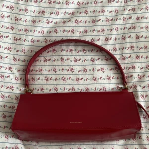 Mansur gavriel bag - Mansur gavriel pencil bag helt oanvänd och ny med prislappet fortfarande på. Originalpris på 5000 kr. 