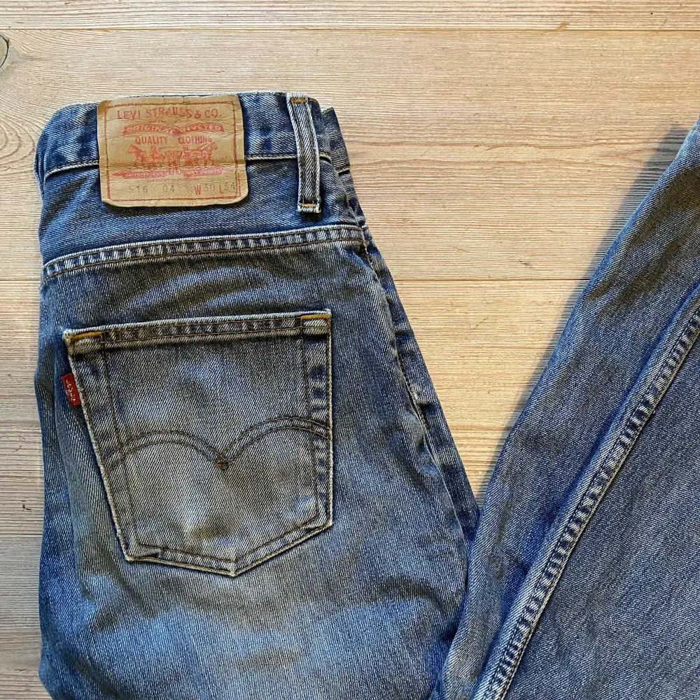 Bootcut Levis jeans i toppenskick! Modellen är 516, strl w30 l34, men skulle säga att de passar en w26. Jeans & Byxor.