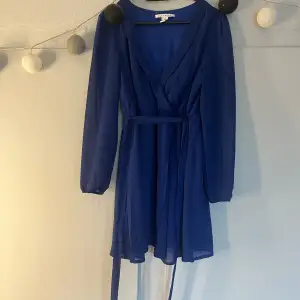 Säljer denna snygga blå klänningen med knyte i midjan. Den är i en völdigt vacker nyans av blå. Den är använd men i väldigt bra skick. Säljer pga använder inte längre. 