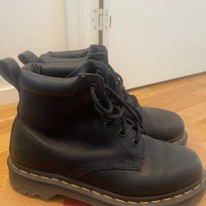 Dr Martens i skinn i mycket bra skick. Använda fåtal gånger därför säljer jag de. 