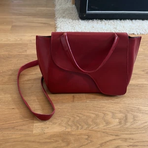 Arezzo melon ATP väska  - Fin röd ATP atelier väska som behöver lite kärlek. Handtaget hänger lite men syns inte när man håller den. Har små repor som kan fixas med läderkräm. Behöver en ny ägare som kan ge lite kärlek 🌼🌼Nypris: 4800kr