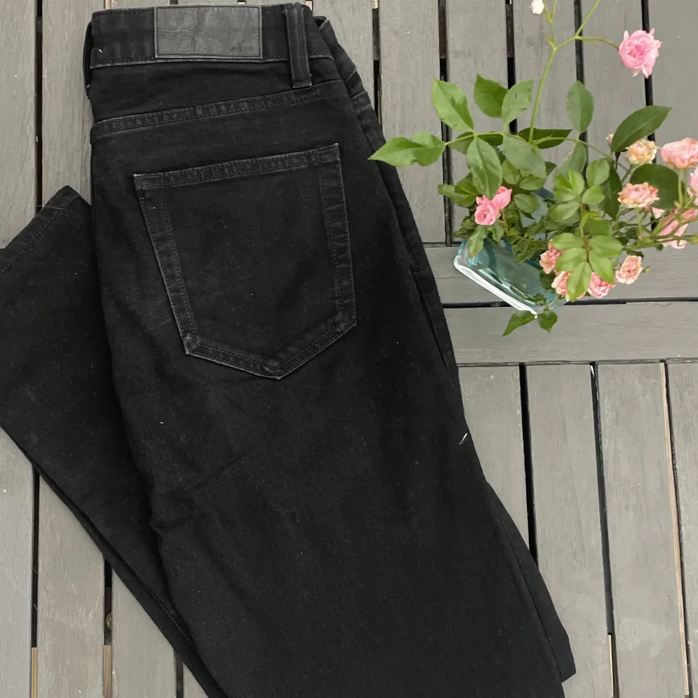 Snygga svarta jeans från dressman i storlek 31/30 (38 isch) i bra skick. Skriv gärna om funderingar:) . Jeans & Byxor.