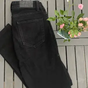 Snygga svarta jeans från dressman i storlek 31/30 (38 isch) i bra skick. Skriv gärna om funderingar:) 