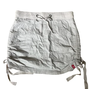 Edc cargokjol - Jätte snygg kort cargokjol från edc! Kjolen är justerbar så man själv kan välja längden på den🌟