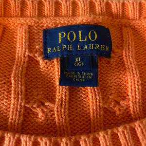 En cool Ralph lauren polo tröjan i orange, säljer för att den inte kommer till användning men inga defekter är i stolek Xl men passar som M orginalpris ca 1500💕