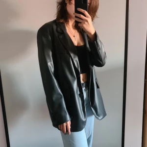 Skinnkavaj - En (fake) skinnkavaj som är så gott som ny😊 Säljer då den inte kommer till användning