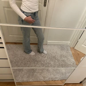 Gina tricot jeans - Säljer nu mina superfina mid-waist jeans från Gina tricot⭐️✨🌸Innerbenslängd 83cm🫶🏻Nypris: 500kr💕Skriv gärna vid frågor eller för fler bilder!