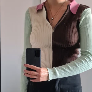 Långärmad tröja - Knappt använd tröja i fina färger <3 Dragkedja som går att dra från två håll. 