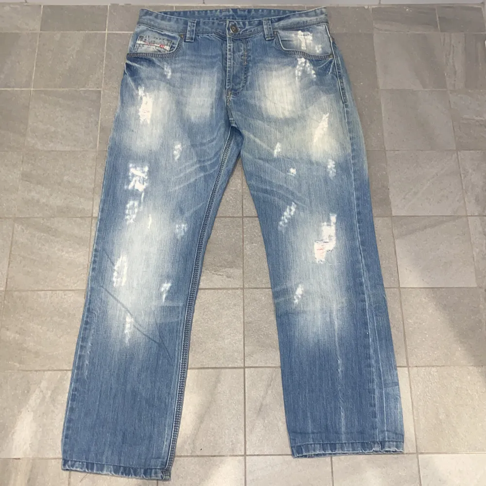 Säljer dessa då de inte är min stil längre, storlek 32 dvs någonstans 31/32L 31/32L. Riktigt fina jeans utan defekter. Billigare vid snabb affär!. Jeans & Byxor.