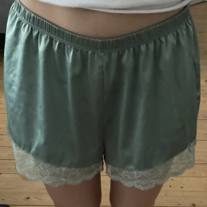 söta gröna spets sovshorts - jag säljer dessa snygga sov/pyjamasshorts för att dem är för stora för mig💚dom är köpta från sellpy men är använda 3 gånger. Dom är i bra skick😄