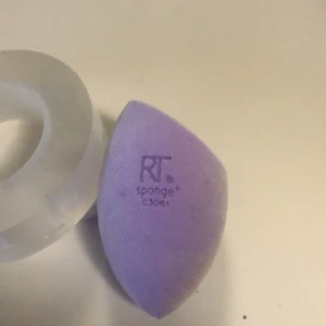 Real techniques beauty blender - När jag var och reste köpte jag flera st av dessa men jag vet att alla inte kommer komma till användning vilket är därför jag säljer denna helt oanvända beauty blender. Jag står för frakten.