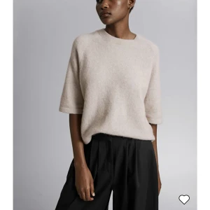 Stickad T-shirt  - Säljer min stickade T-shirt från other stories. Köpte här på Plick men tyvärr var den för stor för mig så säljer vidare! Storlek M