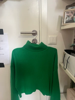 Grön Stickad tröja - Tröja från H&M, säljer för att tröjan inte kommer till användning. Stl L men sitter som en S🩷