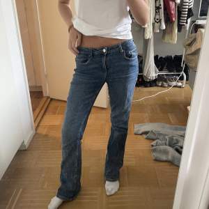 Säljer dessa jeans som är så himla sköna och passar till allt! De är ifrån Gina Young i är storlek 164, men skulle säga att de passar upp mot S/36 pga materialet.🙏🏽💕   midjemåttet - 36cm (man kan även justera midjemåttet mindre” Innerbenslängden-  80cm
