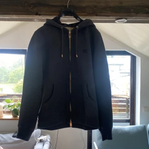 Burberry hoodie small - Säljer min burberry hoodie för den är för liten för mig har knappt blivit använd skick 9/10 kvitto ingår. Priset går att diskutera, skriv för mer frågor😄
