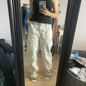 Baggy byxor - Snygga baggy byxor från weekday. Sitter snyggt och är bekväma. De är i använt skick: lite smutsiga nere vid fötterna (går bort i tvättmaskinen) men INGA hårda slitningar/hål. Notera att jag har byxorna uppvikta och är 160.❤️‍🩹