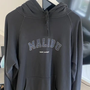 Saint Laurent Hoodie  - Saint Laurent Hoodie Passar M/L (se bild) Skick 7/10 (se hål på bild) Finns kvitto