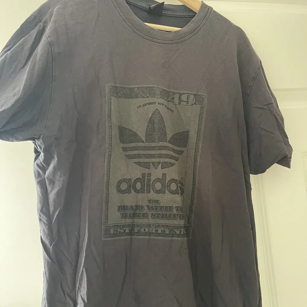 Väldigt vintage adidas tshirt köpt på second hand 🤎 storlek M/L en av mina favvisar på gymmet 🤭🤎. T-shirts.
