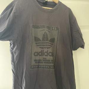 Väldigt vintage adidas tshirt köpt på second hand 🤎 storlek M/L en av mina favvisar på gymmet 🤭🤎