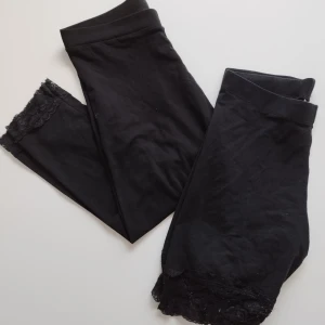 Leggings  - 2 leggings, båda med spetskant ner till.  Båda är i storlek M. De ena är trekvarts och de andra slutar ovanför knät.  Säljer de endast tillsammans.