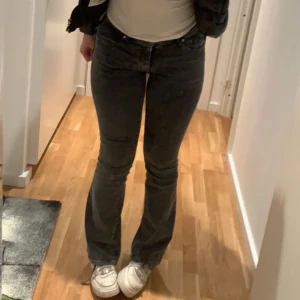 Bootcut jeans - Gråa bootcut jeans från Gina, säljer för att de ej kommer till användning men inga skador eller liknande 