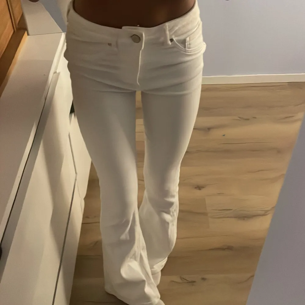Jättesköna jeans från bikbok! Storlek S, perfekt längd på mig som är 165 cm. 🤍🤍. Jeans & Byxor.