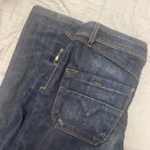 Sjukt snygga jeans med bra passform! Säljer pga att de är för små för mig.