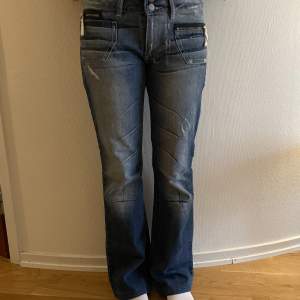 Jättefina lågmidjade jeans med så coola fickor! 💕står ingen direkt storlek men skulle säga att den passar S-M 