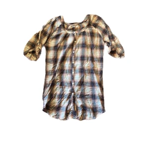 Tunika - Fin lång tunika i tunt och skönt material! Det står ingen storlek i den men skulle säga att den är en xs/s. Ljuset på bilderna vart lite gult så skriv för fler bilder🫶