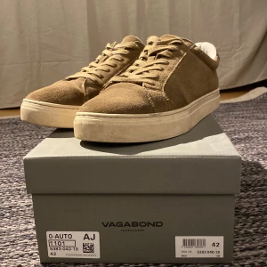 Vagabond 41-42 - Säljer mina vagabond skor som jag inte använt så mycket. Vid snabbt köp kan jag sänkta priser. Är storlek 41 men passar även 42. Skick 8/10 inga hål eller nått fel på dem. Inte heller särskilt smutsiga.