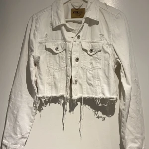 Jeansjacka - Vit jeansjacka storlek M men sitter som S. 60kr
