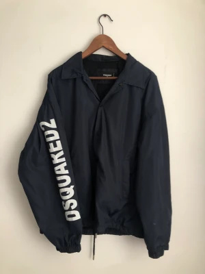 Dsquared2 jacka herr stl 54 - Säljer denna jacka i ett fint skick, säljer den då den är för stor, köpt för ca 10.000kr men säljer för 4.700 men priset är diskuterbart. 
