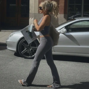 Yoga pants - Säljer mina yoga pants ( soft chill pants) från Nelly då jag inte var bekväm i den modellen. Passar S-M men är materialet är stretchig så kan funka till L också. Super skönt material och långa ben!😍 slutsålda på hemsidan!! Använda en gång. 