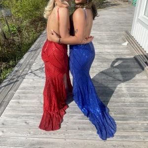 Balklänning - Balklänning (den röda)  En sååå fin balklänning med paljetter och öppen rygg, älskar den men kommer inte användas mer tyvärr. Använd endast en gång  (Slits sydd hos skräddare)  Storlek M 