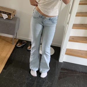Lågmidjade jeans - Säljer dessa fina lågmidjade jeans från h&m, de har tyvärr fått små hål runt midjan som jag har sytt ihop annars fint skick❤️