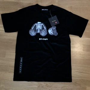 Palm angels t shirt - Säljer en riktigt fet Palm angels tröja som tyvärr inte passade mig. Tröjan är helt ny! Den är i storlek M men passar även L beronus på hur man vill att den ska sitta, då den är oversized. För mer frågor eller bilder hör gärna av dig!