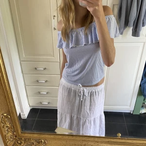 somrig ljusblå volangtopp - supergullig randig sommarblå topp som passar perfekt nu till våren och sommaren. gullig till allt💋