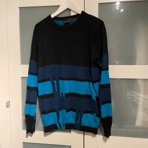 WESC tunn stickad tröja - Small - Som det låter, en blå randig stickad tröja från WESC, fräck design, kanonkvalitet. Använd ett par gånger på sin höjd.