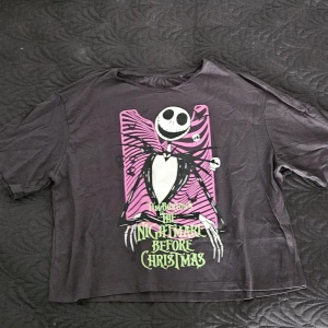 Jack Skellington t-shirt - Croppad T-shirt med Jack Skellington.  Har klippt av kragen, se bild 2