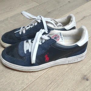 Polo skor - Ett par fina polo/ Ralph Lauren skor, använda typ 2 ggr bara, stiliga å passar med det mesta, storlek 40 