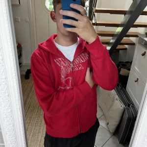 Röd zip hoodie - Röd zip hoodie som inte säljs längre! Den är från företaget russel o var limited edition. Skicket är hur bra som helst och väldigt bra material