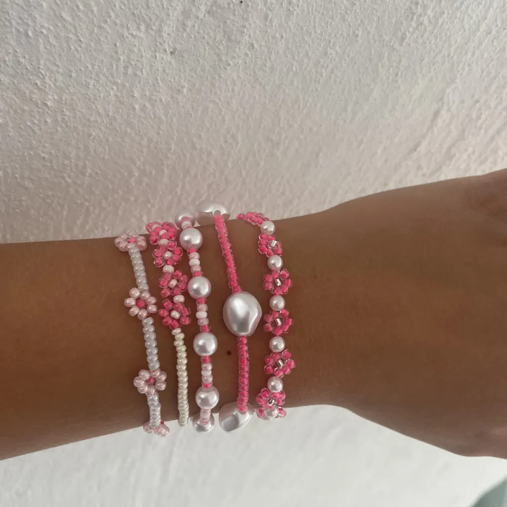 Fina rosa armband! 39kr/st eller 5 för 180kr💖 Går att få i vilken färg du än önskar🦋😇. Accessoarer.